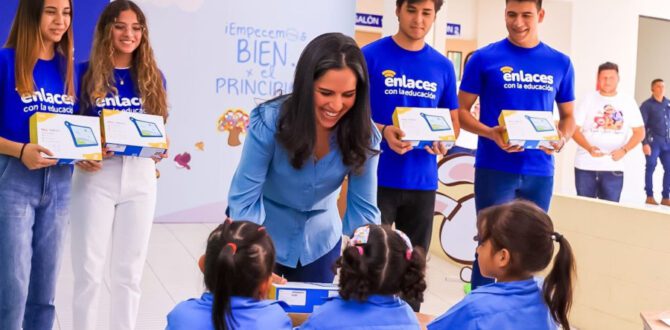 Salvadoran Government Gives FREE Computers to All Students in Public Schools