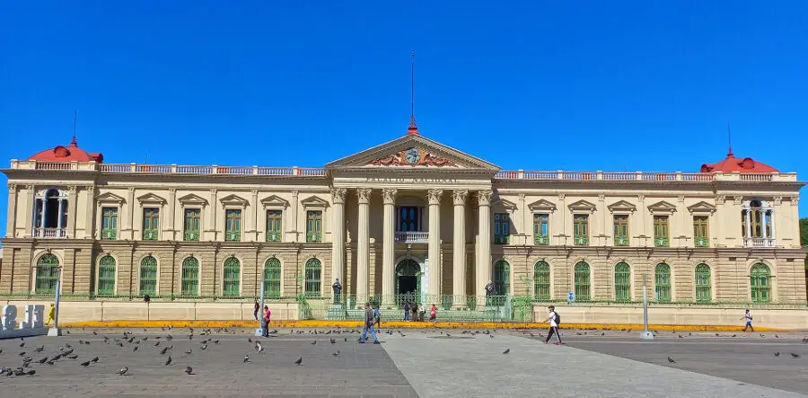 Downtown San Salvador. Exploring the San Salvador Historic District