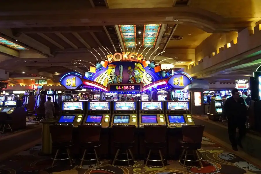Do’s and Don’ts For Travelers in Casino